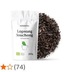 Sachet de thé noir Lapsang Souchong bio et feuilles de thé fumé.