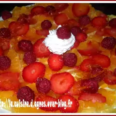 Délicieux carpaccio d'ananas garni de fraises, framboises et d'une touche de crème fouettée. Un régal fruité !