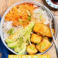 Bol coloré avec riz, carottes râpées, avocat et cubes de tofu teriyaki croustillants, garni de ciboule.