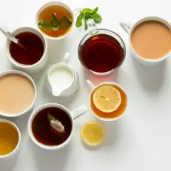 Assortiment de thés et cafés, certains avec du lait, du citron ou de la menthe. La théine et la caféine pour bien commencer la journée.
