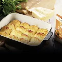 Gnocchi de semoule dorés au four, prêts à déguster. Une recette italienne facile avec de la semoule de blé.