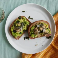 Tartines d'avocat garnies de furikake, une recette simple et savoureuse.