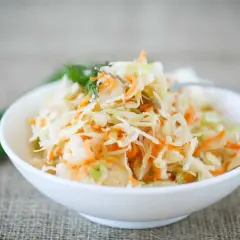 Salade de chou râpé et carottes, garnie d'aneth. Une recette simple pour découvrir l'origine du coleslaw.