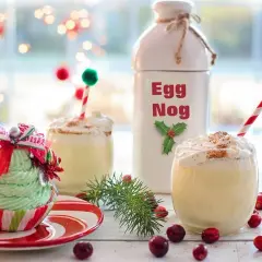 Un délicieux lait de poule crémeux, garni de chantilly et de cannelle, prêt à être dégusté pour les fêtes.
