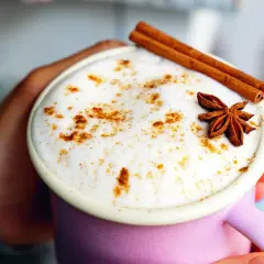 Une tasse de chai latte crémeux, garnie de cannelle et d'anis étoilé. Savourez ses bienfaits réconfortants.