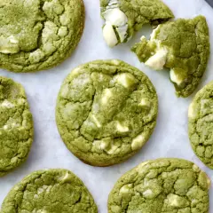 Des cookies clairs au matcha, parsemés de morceaux de chocolat blanc, prêts à être dégustés. Un délice vert et blanc.
