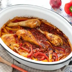 Délicieux poulet paprika au four, mijoté avec des poivrons colorés. Une recette simple et savoureuse pour un repas réconfortant.