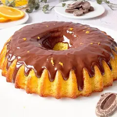 Un délicieux gâteau arabe orange, nappé de chocolat fondant et parsemé de zestes d'orange. Un délice pour les yeux et les papilles !