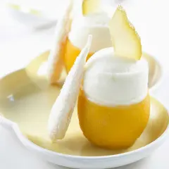 Délicieux dessert à base de sirop de yuzu recette, avec sorbet et meringue.