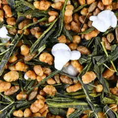 Mélange de thé vert sencha et de riz soufflé grillé, le genmaicha révèle ses bienfaits pour la santé et son goût unique.
