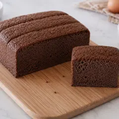 Un moelleux gâteau japonais au chocolat, prêt à être dégusté. Une recette simple pour un dessert aérien.
