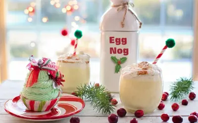 Un délicieux lait de poule crémeux, garni de chantilly et de cannelle, prêt à être dégusté pour les fêtes.