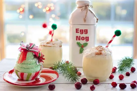 Un délicieux lait de poule crémeux, garni de chantilly et de cannelle, prêt à être dégusté pour les fêtes.