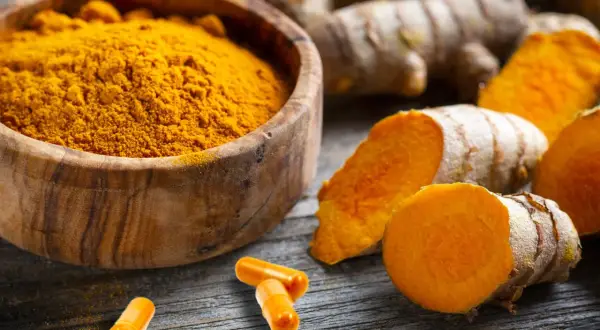 Curcuma en poudre, racines et gélules. Découvrez les bienfaits du curcuma pour votre santé.