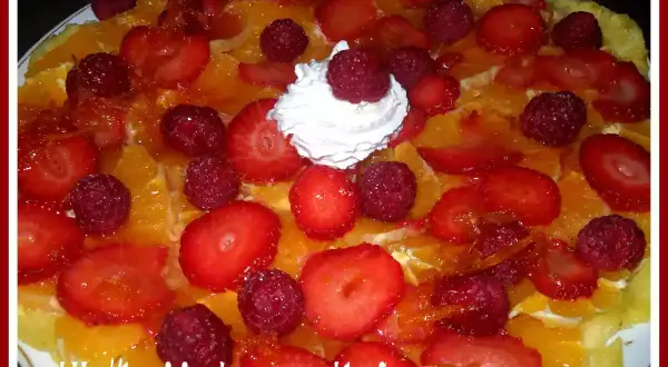 Délicieux carpaccio d'ananas garni de fraises, framboises et d'une touche de crème fouettée. Un régal fruité !
