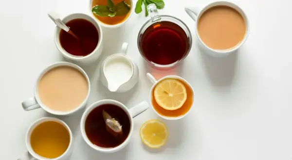 Assortiment de thés et cafés, certains avec du lait, du citron ou de la menthe. La théine et la caféine pour bien commencer la journée.