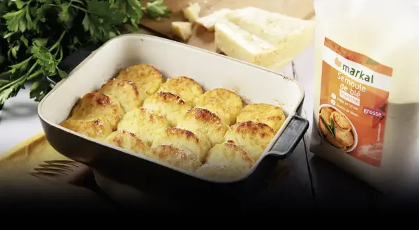 Gnocchi de semoule dorés au four, prêts à déguster. Une recette italienne facile avec de la semoule de blé.