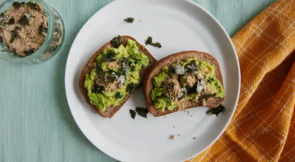 Tartines d'avocat garnies de furikake, une recette simple et savoureuse.