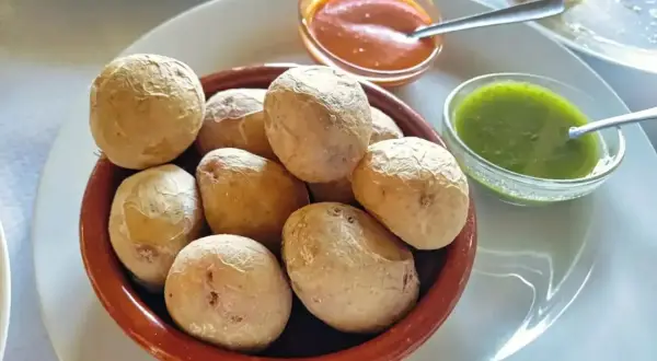 Pommes de terre canariennes salées servies avec une sauce mojo verde et une sauce rouge.