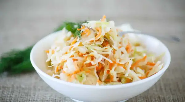Salade de chou râpé et carottes, garnie d'aneth. Une recette simple pour découvrir l'origine du coleslaw.
