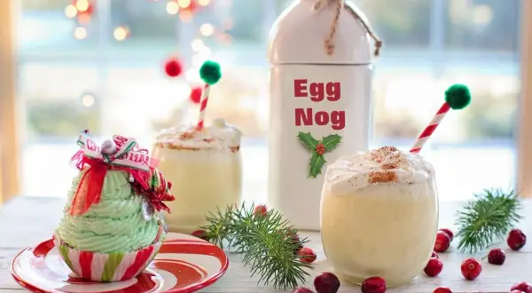 Un délicieux lait de poule crémeux, garni de chantilly et de cannelle, prêt à être dégusté pour les fêtes.