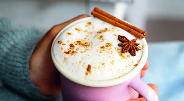 Une tasse de chai latte crémeux, garnie de cannelle et d'anis étoilé. Savourez ses bienfaits réconfortants.