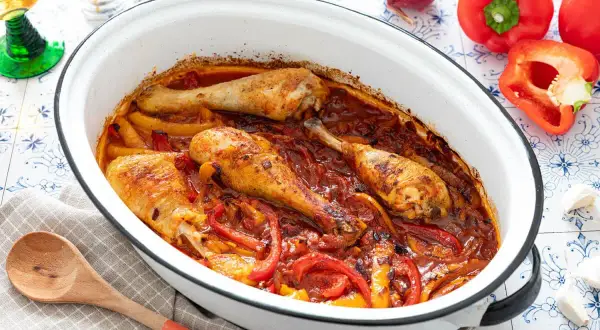Délicieux poulet paprika au four, mijoté avec des poivrons colorés. Une recette simple et savoureuse pour un repas réconfortant.
