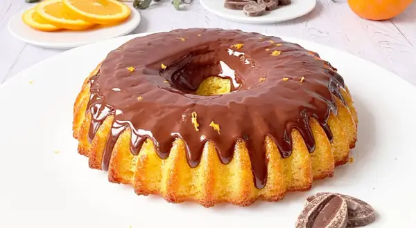 Un délicieux gâteau arabe orange, nappé de chocolat fondant et parsemé de zestes d'orange. Un délice pour les yeux et les papilles !