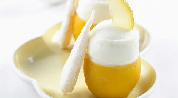 Délicieux dessert à base de sirop de yuzu recette, avec sorbet et meringue.