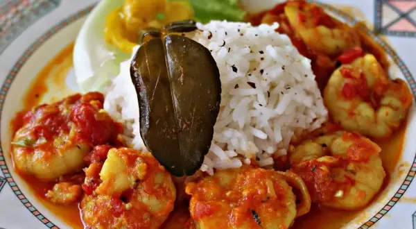Délicieux cari camaron servi avec du riz blanc et une feuille de kaffir.