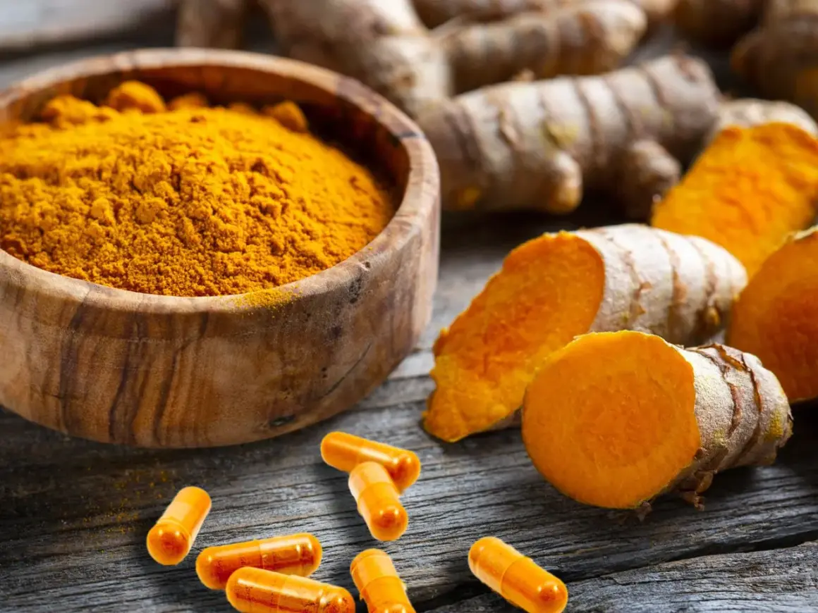 Curcuma en poudre, racines et gélules. Découvrez les bienfaits du curcuma pour votre santé.