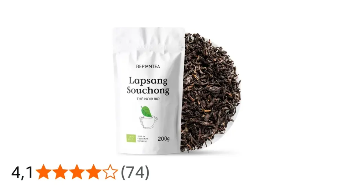 Sachet de thé noir Lapsang Souchong bio et feuilles de thé fumé.