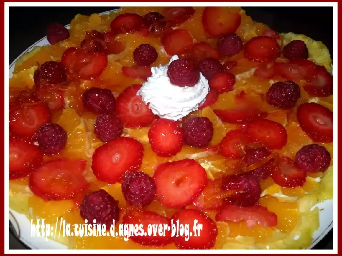 Délicieux carpaccio d'ananas garni de fraises, framboises et d'une touche de crème fouettée. Un régal fruité !