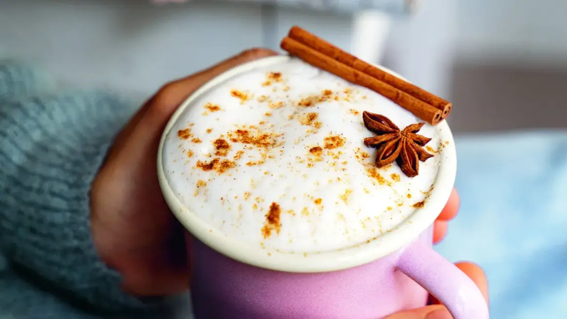 Une tasse de chai latte crémeux, garnie de cannelle et d'anis étoilé. Savourez ses bienfaits réconfortants.