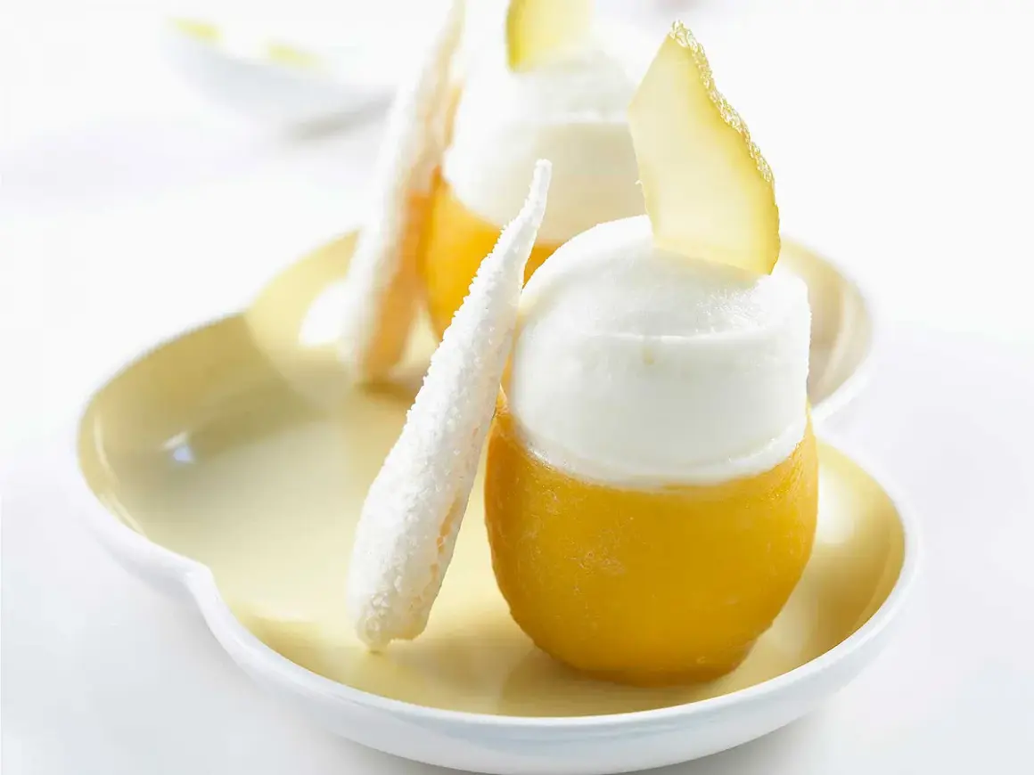 Délicieux dessert à base de sirop de yuzu recette, avec sorbet et meringue.