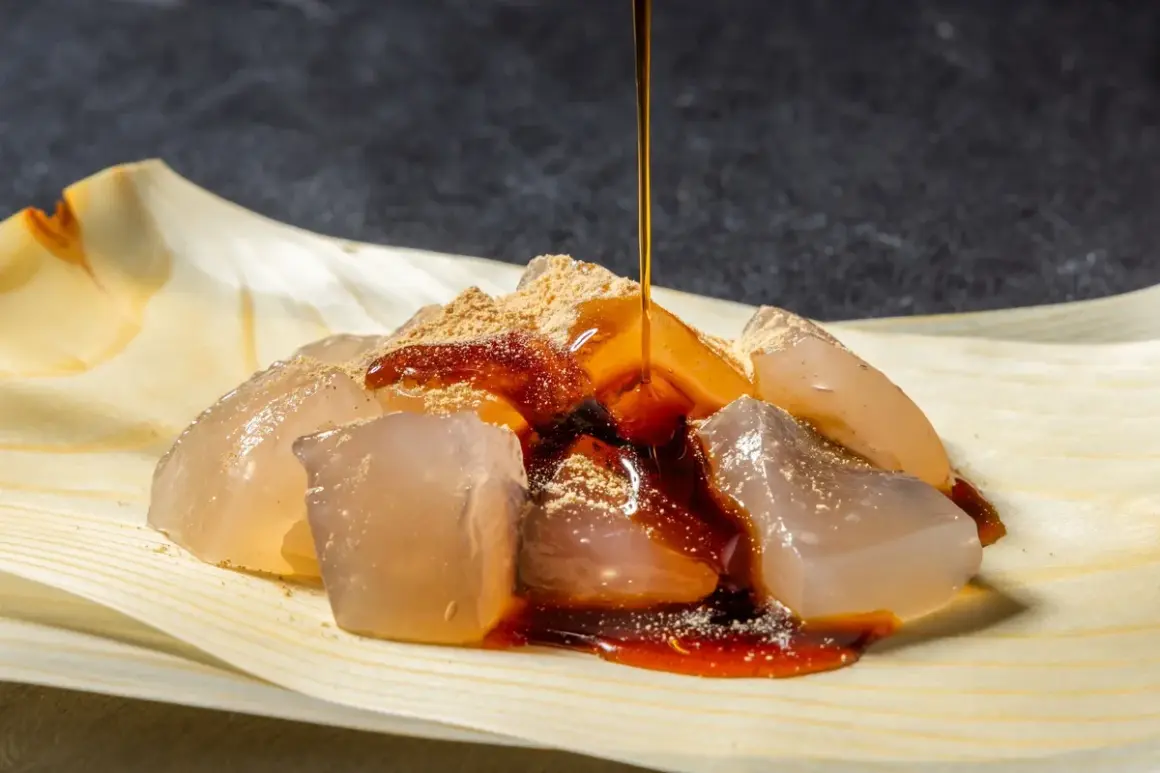 Glace translucide saupoudrée de poudre de soja grillé, nappée de sirop brun. Un délice de warabi mochi.