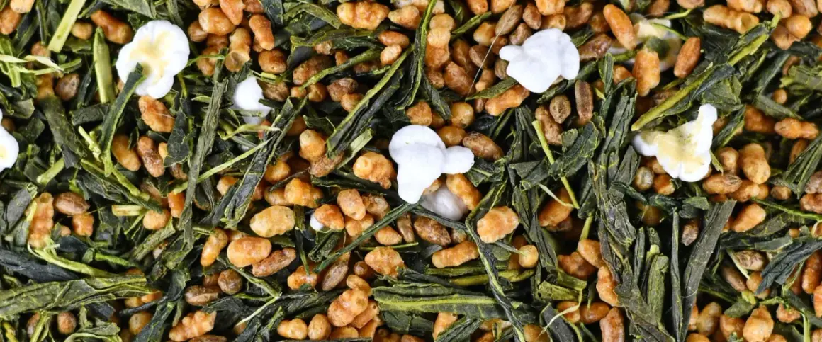 Mélange de thé vert sencha et de riz soufflé grillé, le genmaicha révèle ses bienfaits pour la santé et son goût unique.
