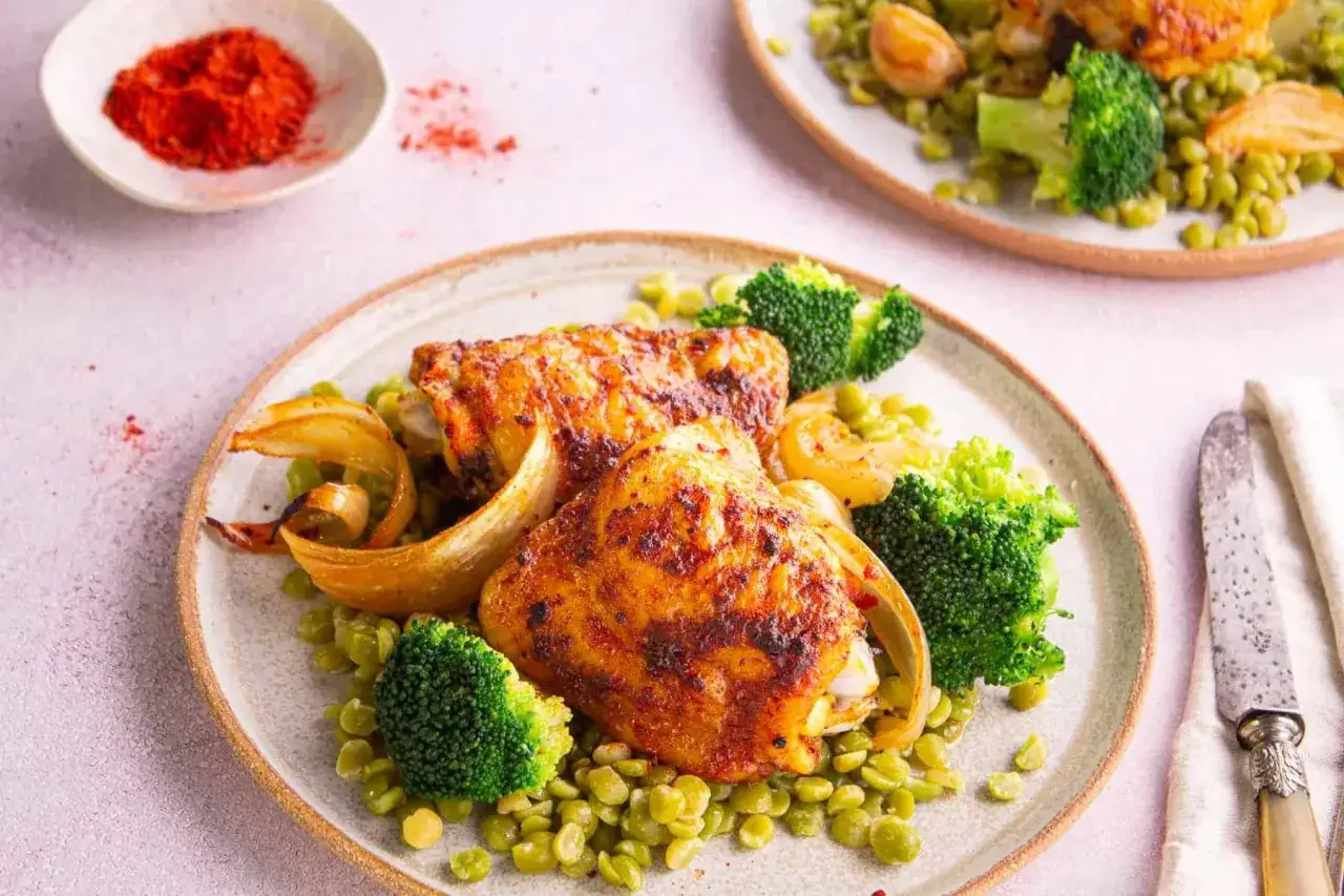 D&eacute;licieux poulet au paprika r&ocirc;ti au four, servi avec des pois cass&eacute;s, du brocoli et des oignons caram&eacute;lis&eacute;s. Une recette simple et savoureuse.