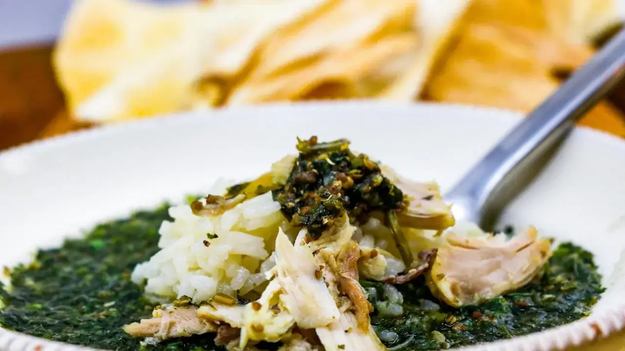Un plat de mloukhia &eacute;gyptienne savoureux avec du riz blanc et du poulet effiloch&eacute;, pr&ecirc;t &agrave; &ecirc;tre d&eacute;gust&eacute;.