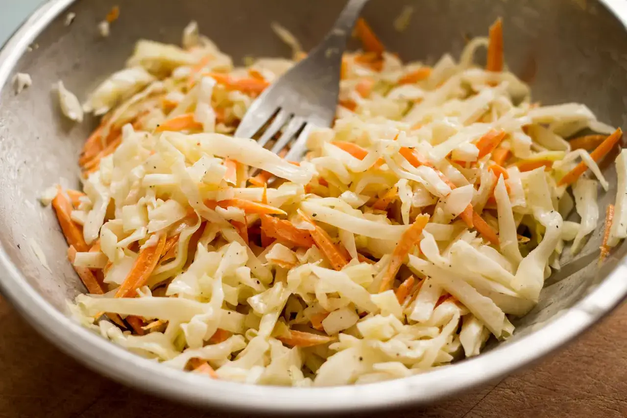 Salade de chou r&acirc;p&eacute; et carottes, pr&ecirc;te &agrave; &ecirc;tre d&eacute;gust&eacute;e. Son origine remonte aux Pays-Bas, o&ugrave; elle &eacute;tait appel&eacute;e 