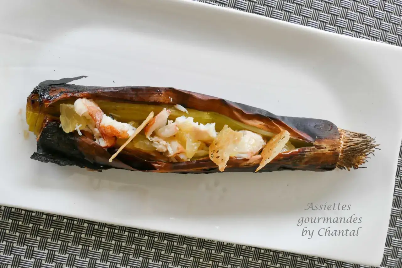 Poireau rôti farci de chair de crabe et de zestes d'agrumes. Une touche de gingembre, quelle épice avec le poireau pour sublimer ce plat !