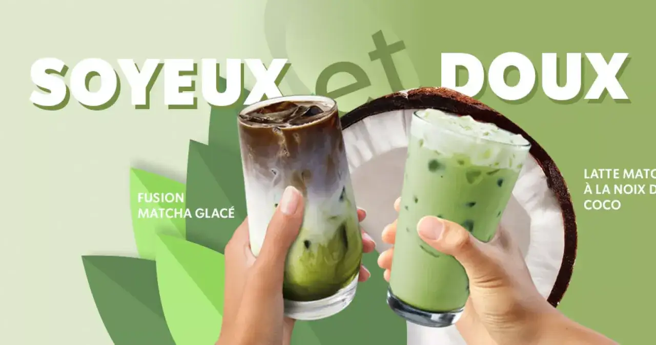 Deux mains tiennent des boissons Starbucks : un latte matcha glacé et un latte matcha à la noix de coco.