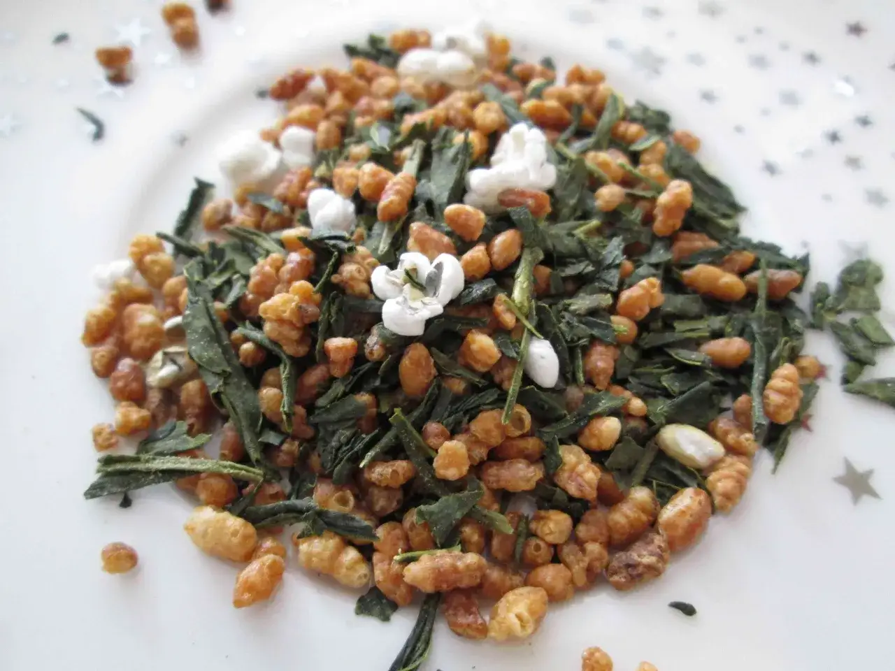 M&eacute;lange de th&eacute; vert et de riz souffl&eacute;, le genmaicha est r&eacute;put&eacute; pour ses bienfaits relaxants et digestifs.
