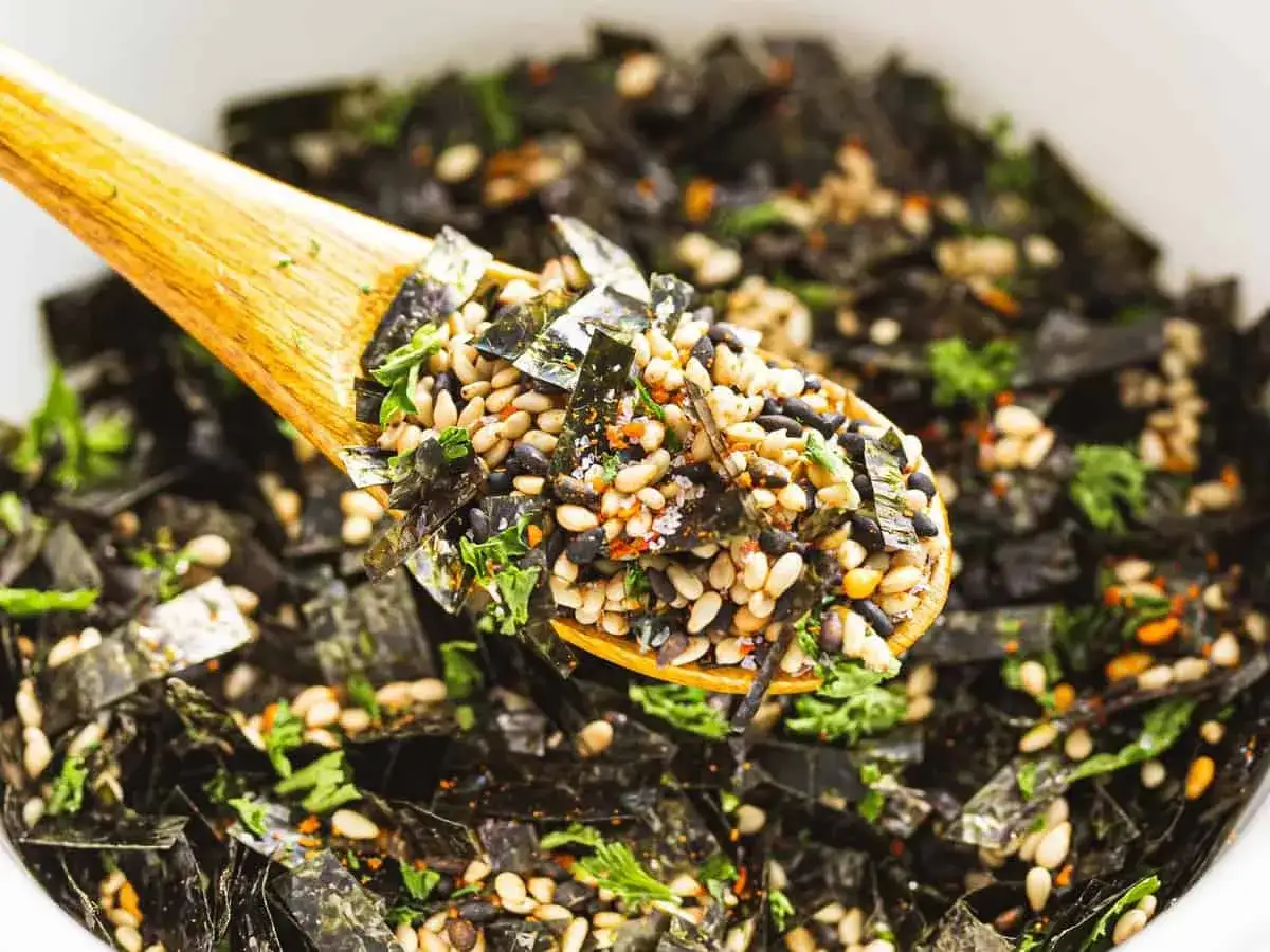 Cuill&egrave;re en bois remplie de furikake maison, m&eacute;lange de graines de s&eacute;same, algues et herbes. Parfait pour une recette facile.