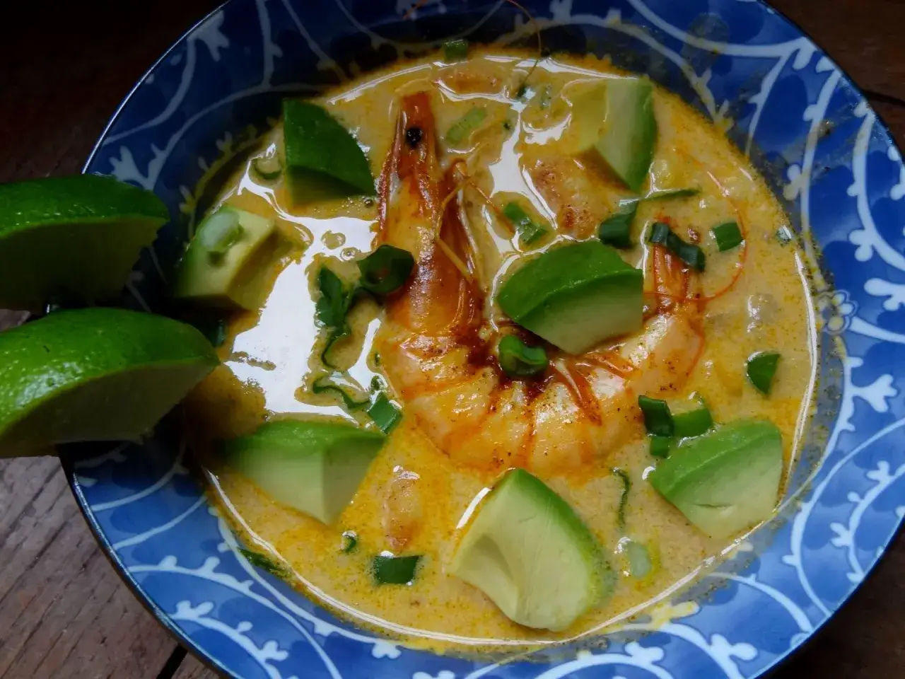 Délicieuse chupe de camarones crémeuse, garnie d'avocat frais, de crevettes juteuses et de quartiers de citron vert.