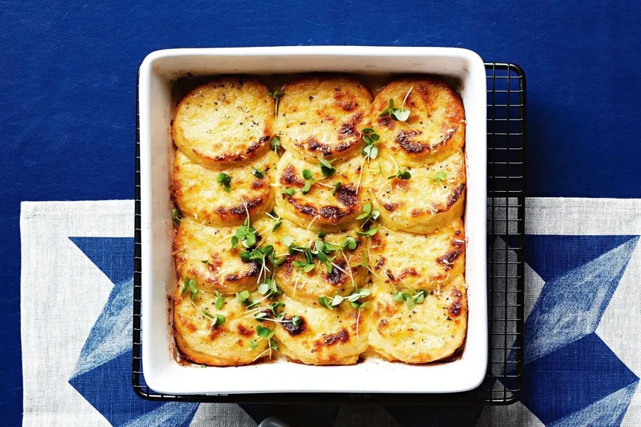 Gnocchi de semoule dor&eacute;s et gratin&eacute;s, parfaits pour une recette italienne r&eacute;confortante.