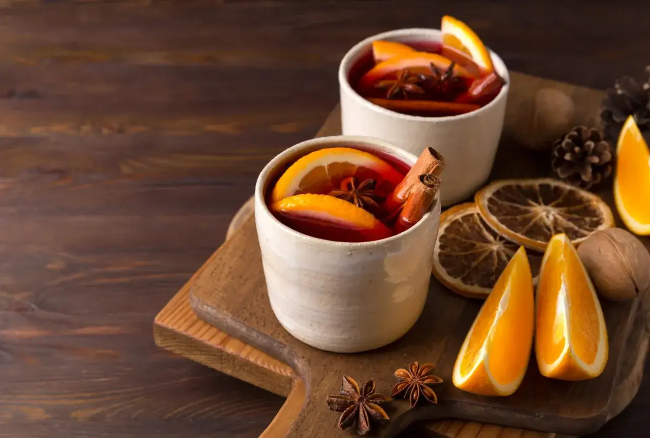 Deux tasses de boisson chaude aux &eacute;pices, oranges et cannelle. Parfait pour une recette vin chaud sans alcool.