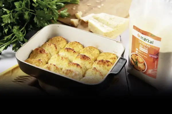 Gnocchi de semoule dorés au four, prêts à déguster. Une recette italienne facile avec de la semoule de blé.