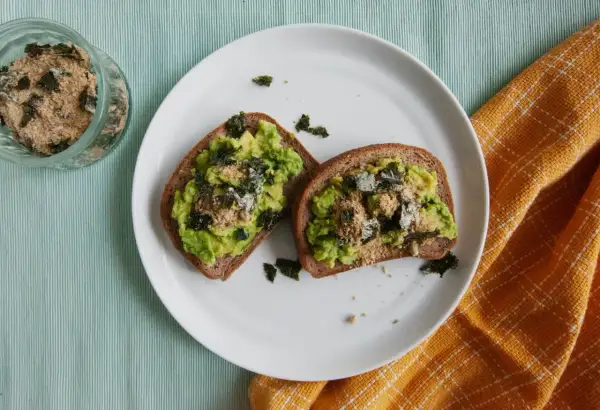 Tartines d'avocat garnies de furikake, une recette simple et savoureuse.