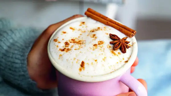 Une tasse de chai latte crémeux, garnie de cannelle et d'anis étoilé. Savourez ses bienfaits réconfortants.
